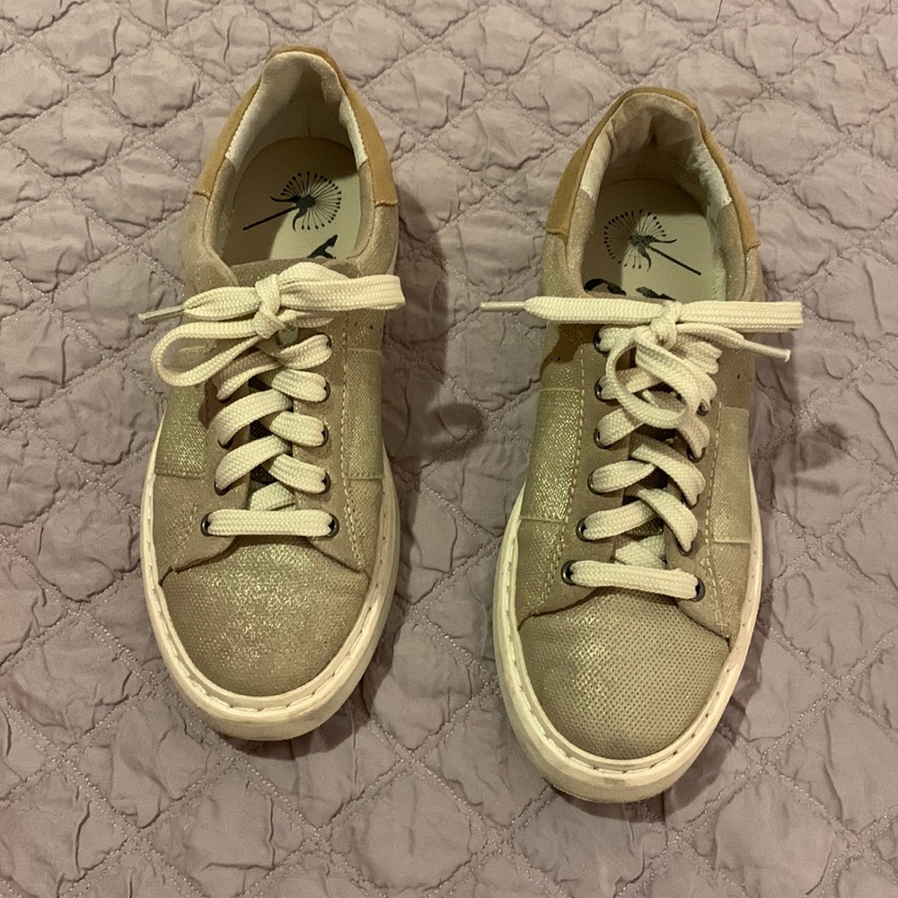 Good Sparkle OTBT sneakers size 6.5